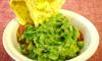 Crema di avocado e lime servita in una ciotola